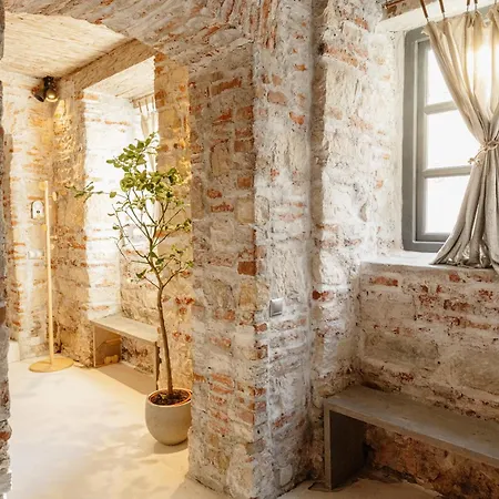 1820 Central Apartment